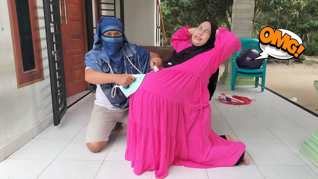 Drama Lucu 💢😱 Ibu Hamil Melahirkan Di Kerjain Pakai Setrikaan