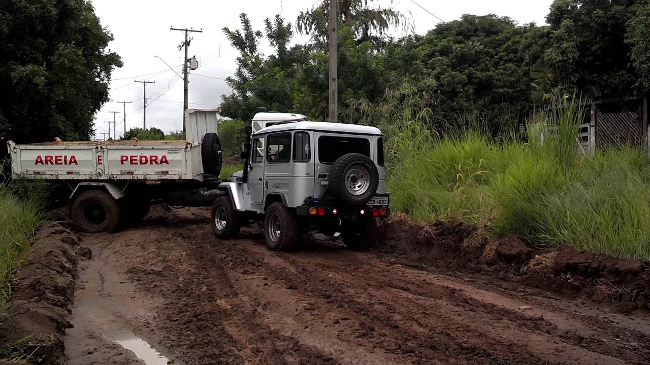 toyota bandeirante desatolando caminhão