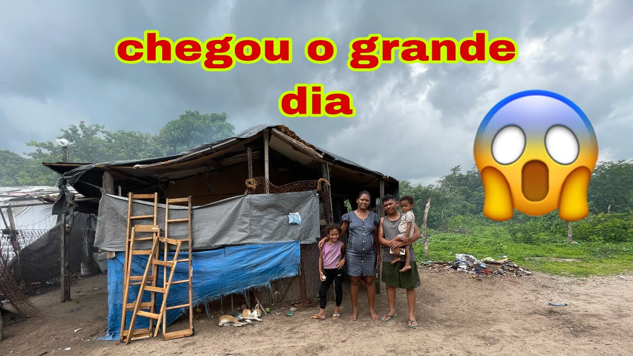 Mãe de 23 anos que mora num barraco de lona chegou o fogão cama o ventilador
