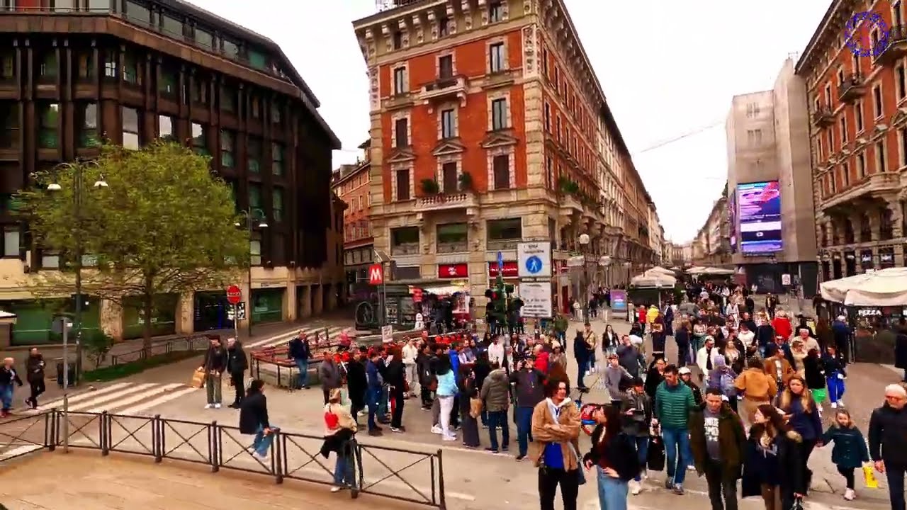 Hop On Hop Off tour bus - Iconic monuments - shopping center - Milan Italy