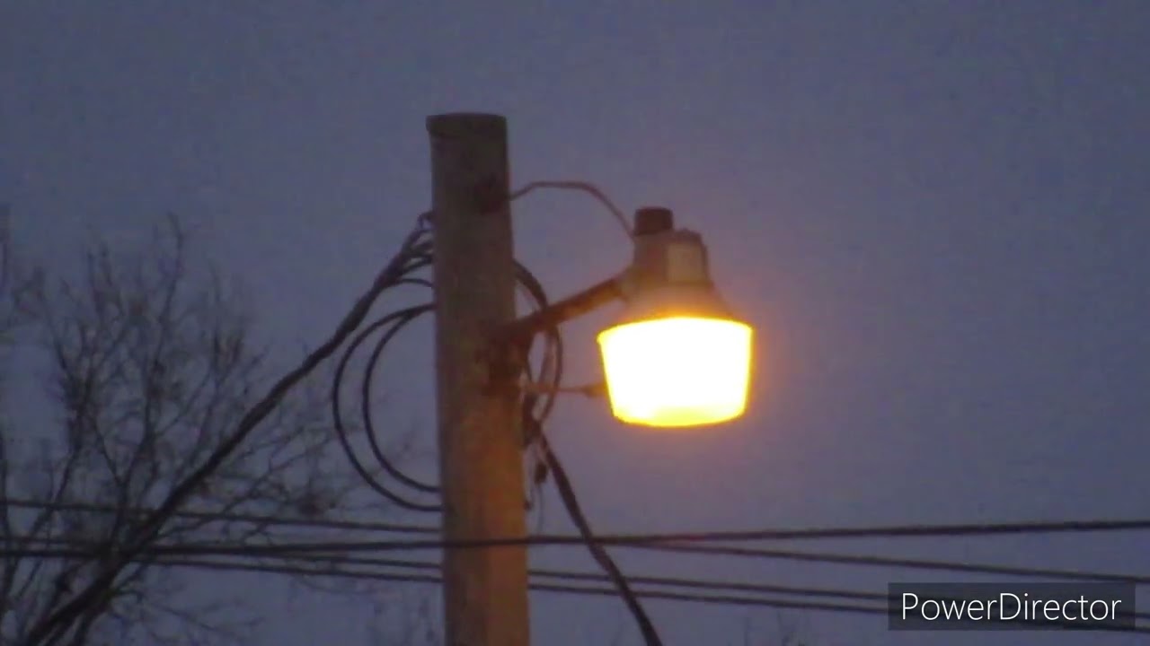 high pressure sodium area light turning on