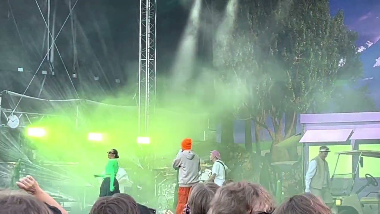 JVG feat. Sini Sabotage - Levikset repee