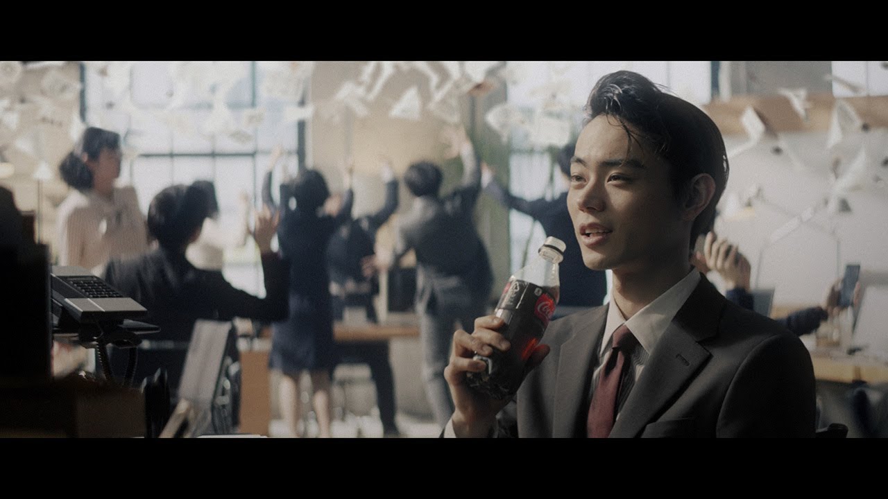 菅田将暉、クールなビジネスマンに！“時間止める”能力も？　「コカ･コーラ ゼロ」新CMが公開