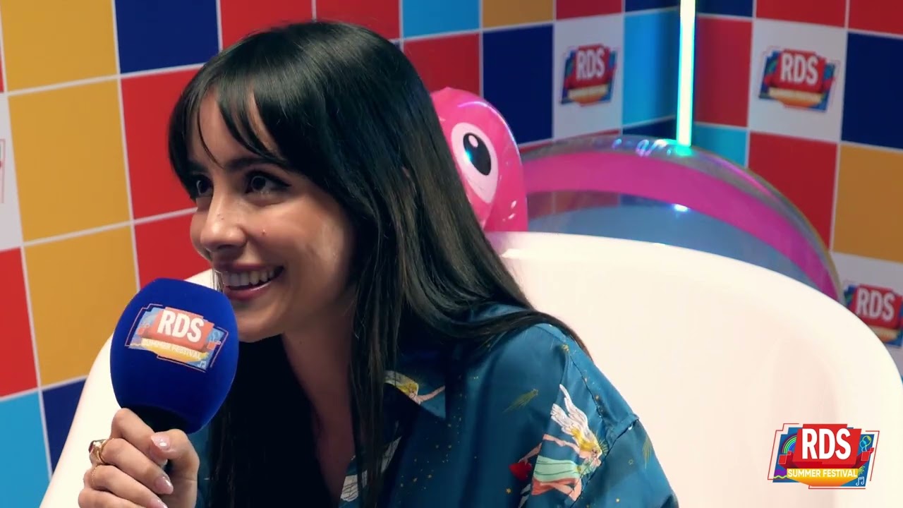 Quanto è romantica Angelina Mango da 1 a 10? L'intervista con Giulia Penna all'RDS Summer Festival
