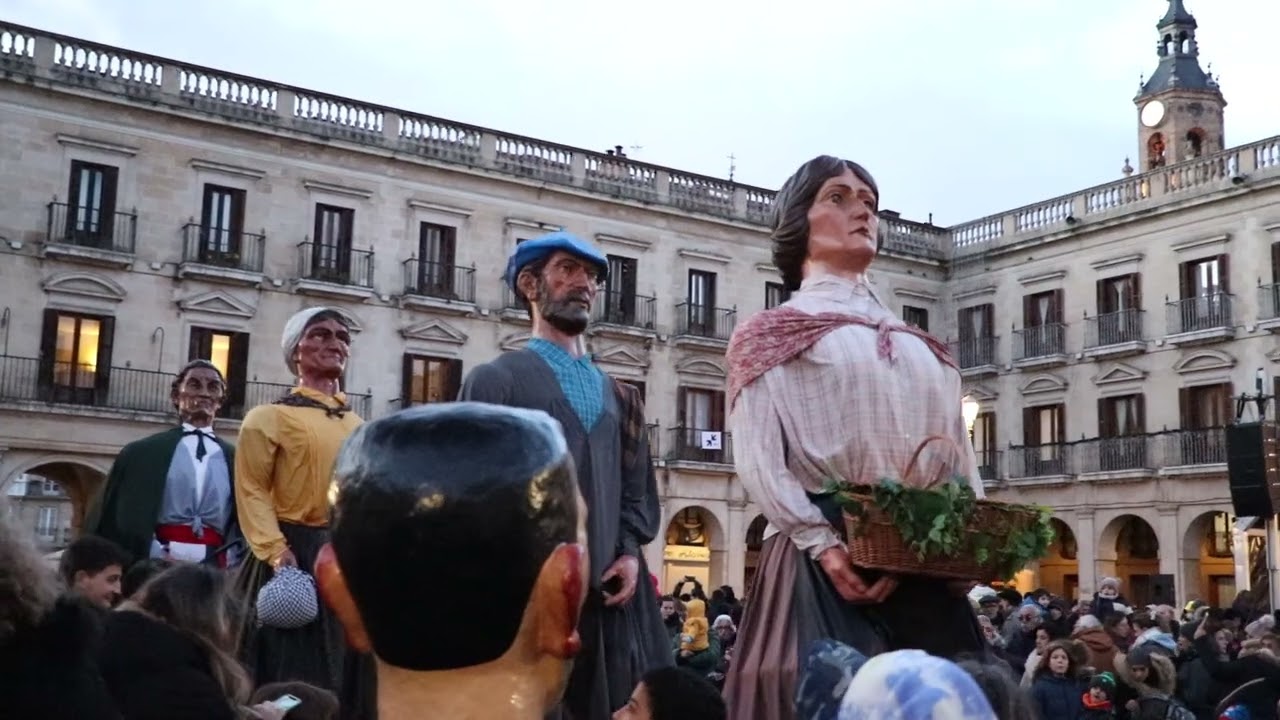 Baile de la Comparsa de Gigantes y Cabezudos de Vitoria - Gasteiz