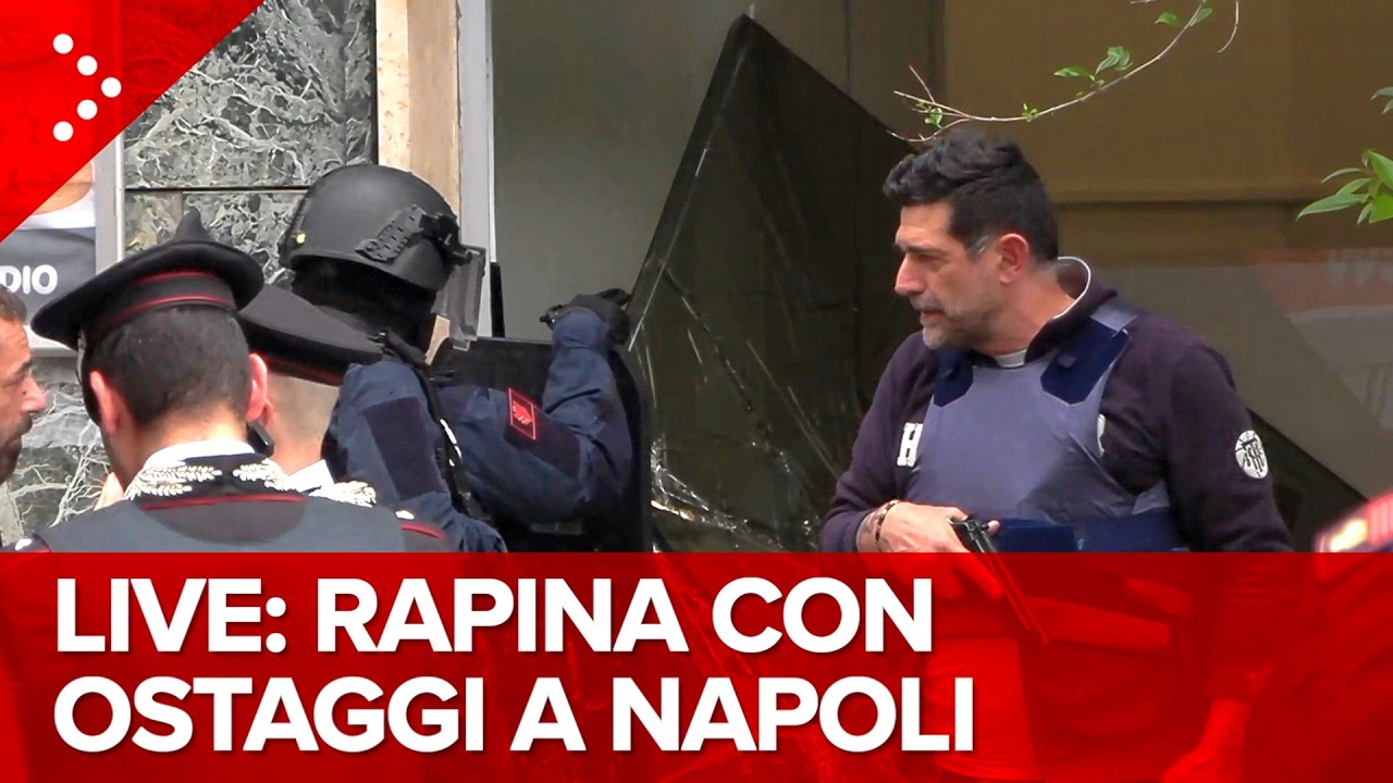 LIVE Rapina in banca a Napoli. Uomini barricati all&rsquo;interno con degli ostaggi: diretta video