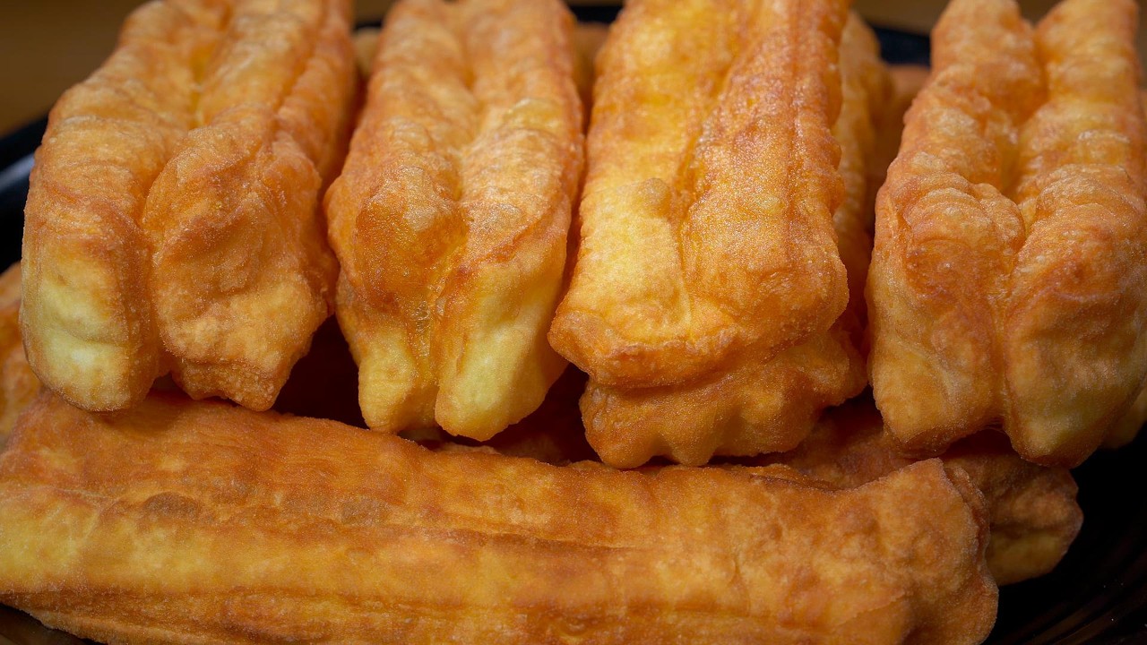 以后要是想吃路边摊的老式油条，再也不用出去买，按照我的配方比例，新手朋友也能做成功，外酥内软，根根空心，咸香不苦，根本停不下来#like #美食分享日常