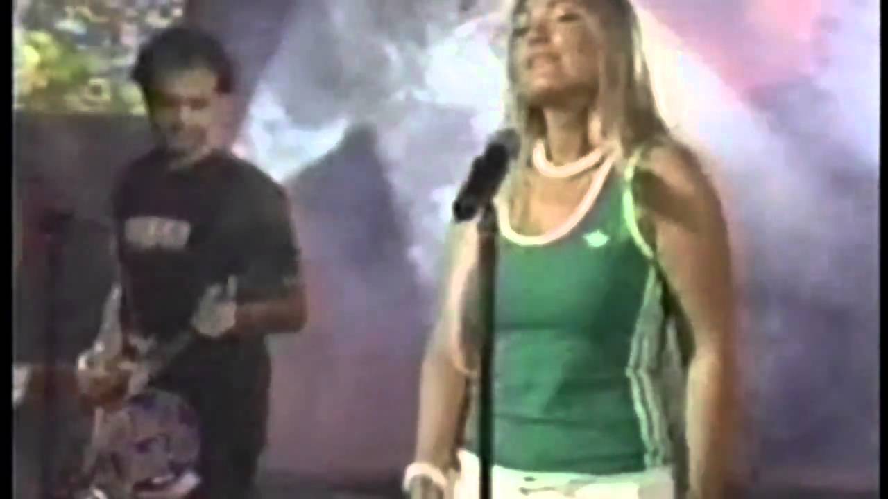 LA OREJA DE VAN GOGH - ROSAS with amaia montero Live in otro royo 2004