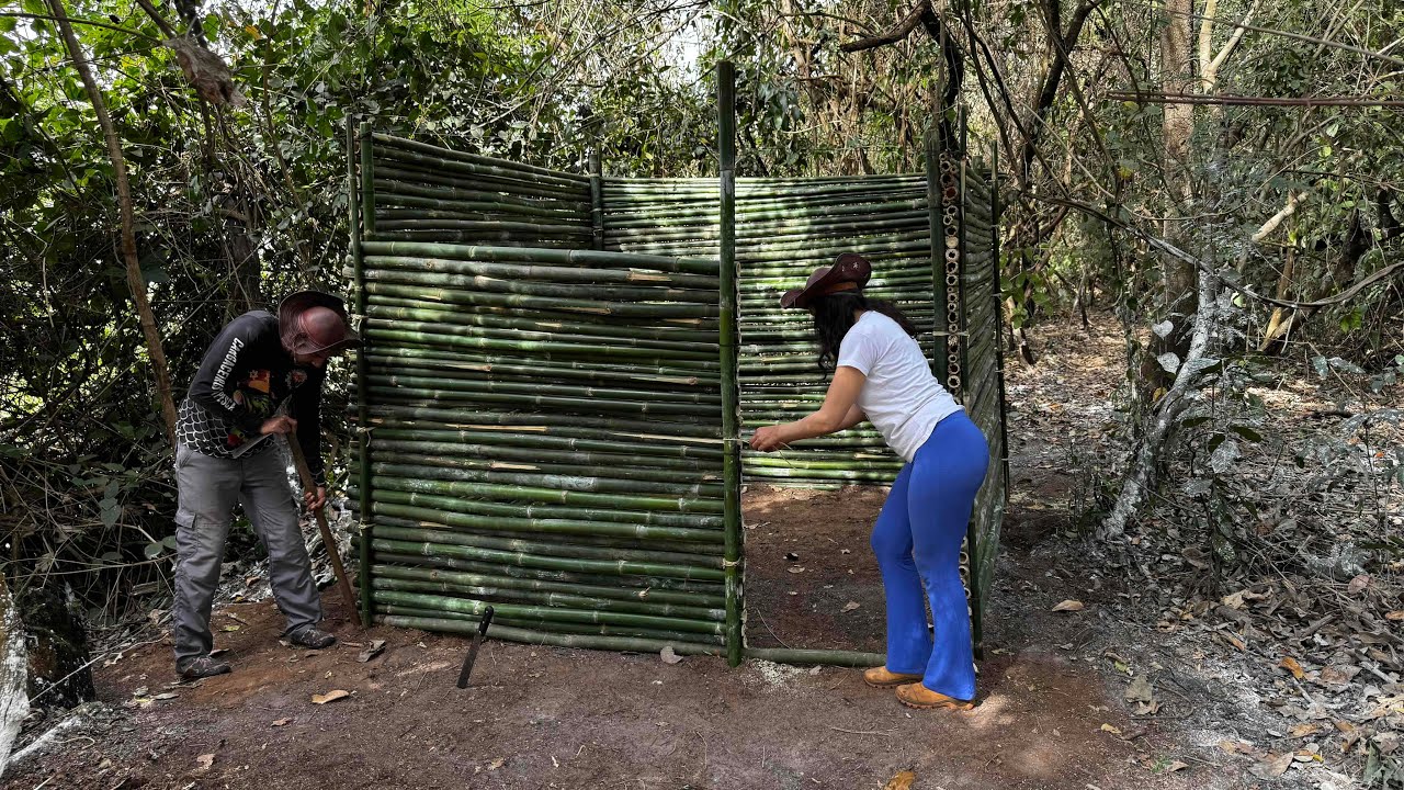 CONSTRUINDO NOSSA PRIMEIRA CABANA DE BAMBU . Acampamento e pescaria  RAIZ