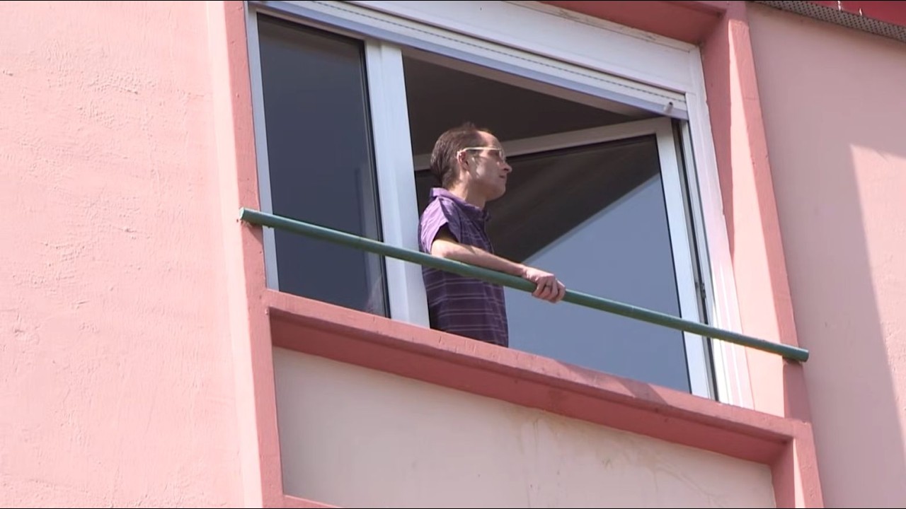 Il stalke son ex qui habite dans sa rue