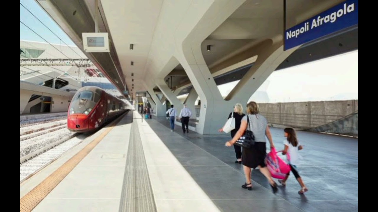 Annunci alla stazione di Napoli Afragola