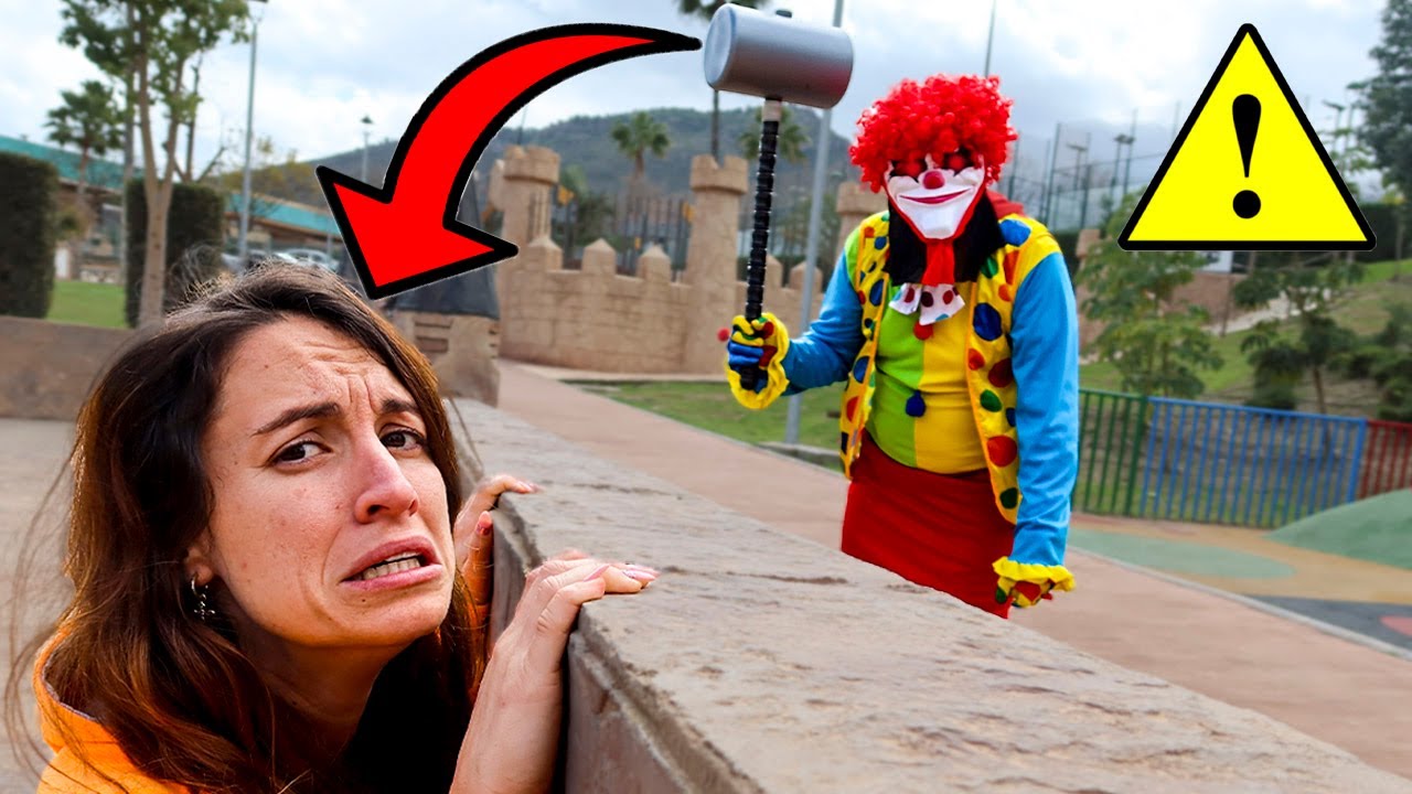 EL PAYASO MERODEA POR UN PARQUE DE NIÑOS!!
