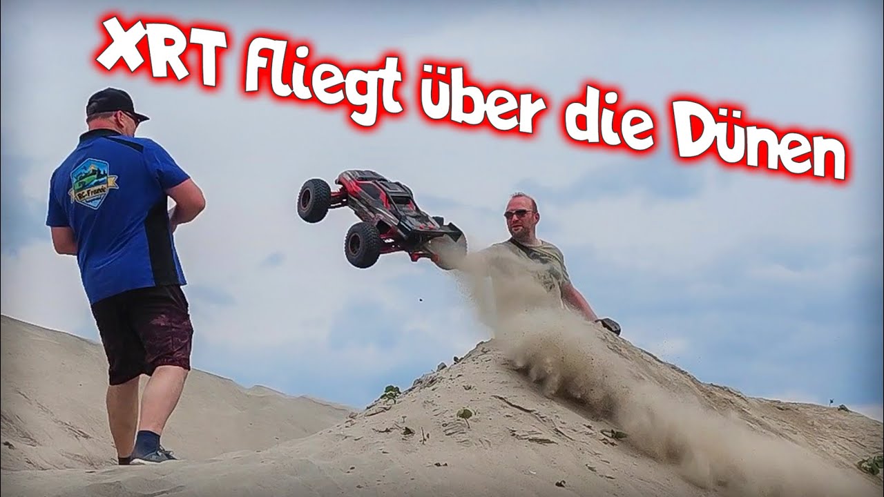 Traxxas XRT lernt in den Dünen fliegen.