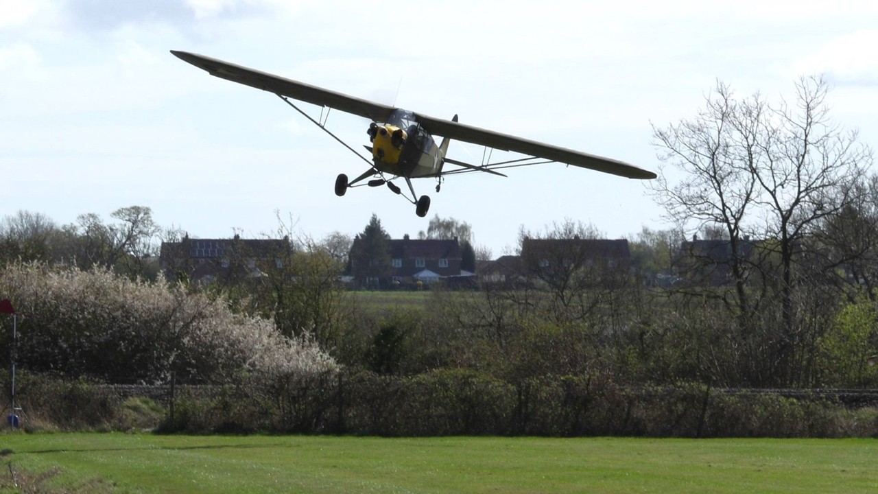 Slipping approach Piper L-4H Grasshopper (Cub)