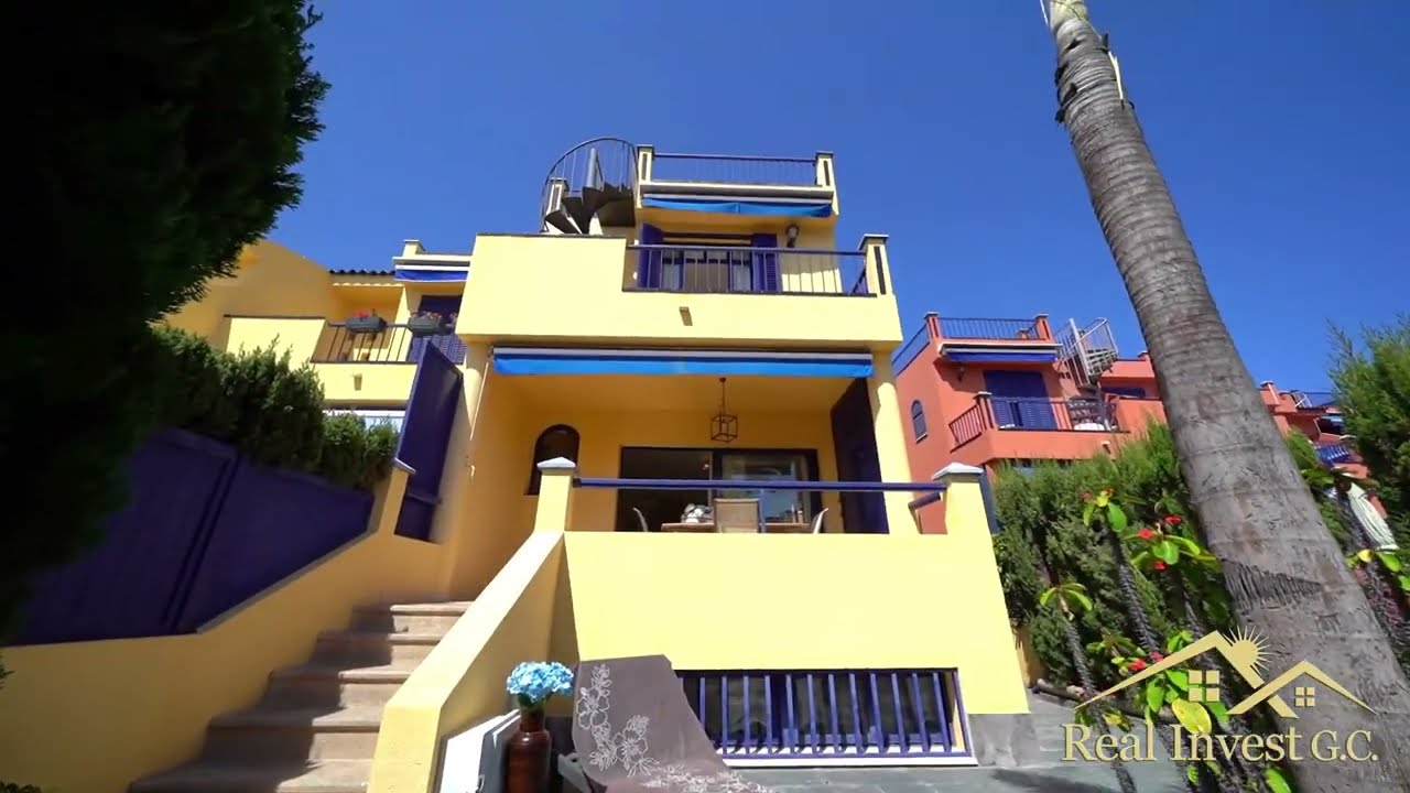 Bahía Meloneras corner triplex with roof top and semi-basement