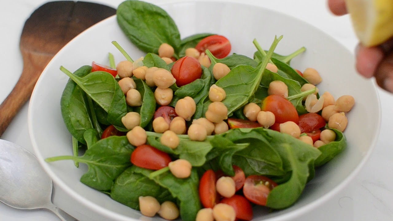 How to make chickpeas and baby spinach salad