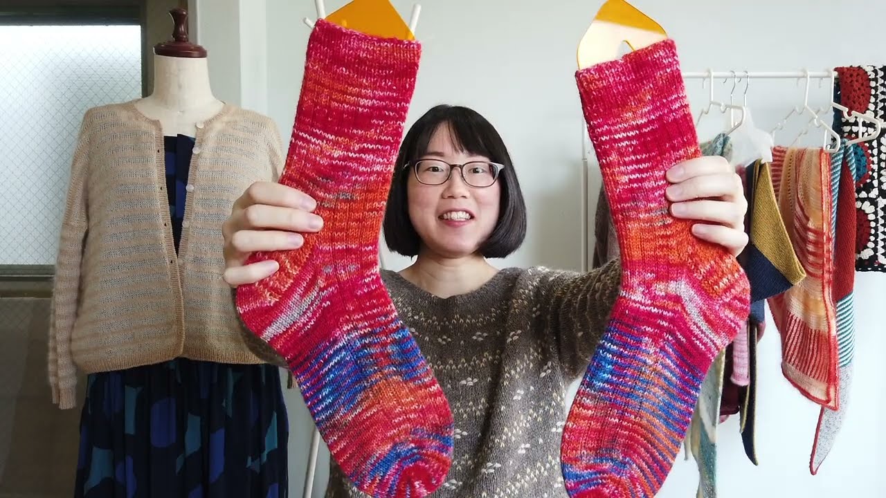 毛糸屋の編みもの日記 - Ep.33 / セーター完成！ / 機械編みのソックブランクで赤い靴下