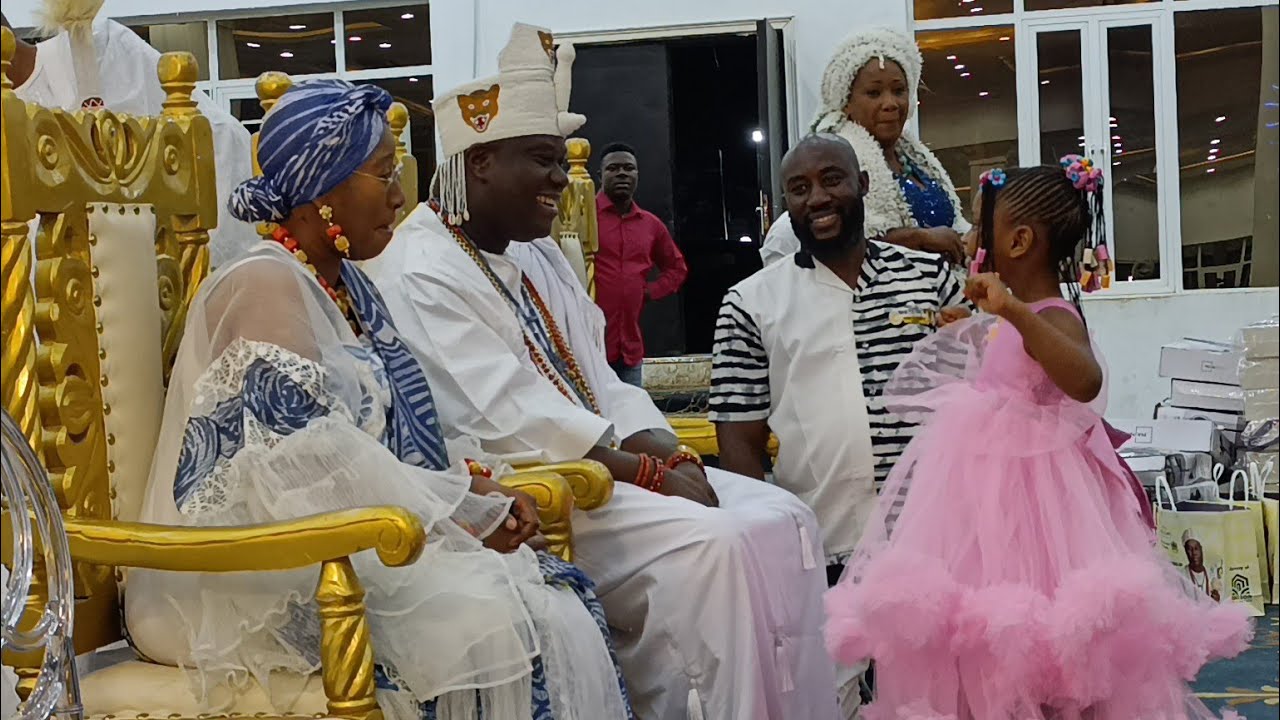 OONI OF IFE'S SWEET PRINCESS ADEBUKUNMI DANCING FOR HER DAD & OLORI ADERONKE