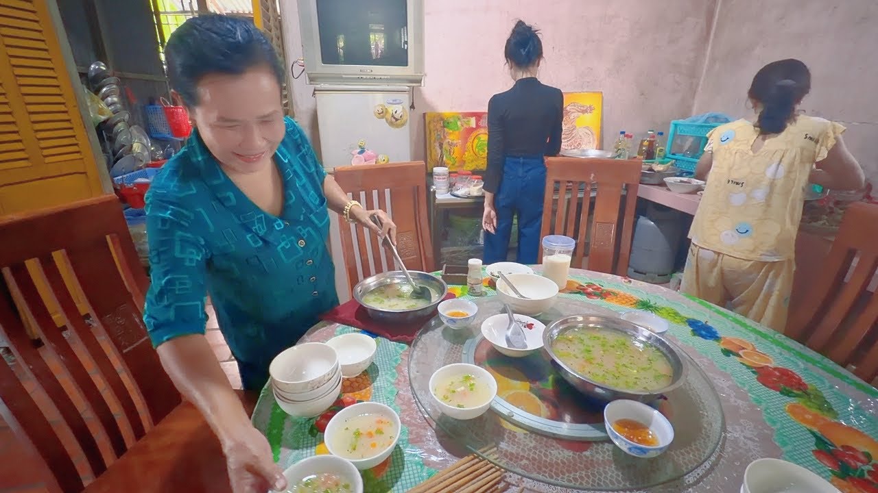 Về Việt Nam Ăn Tết, Ngoại Với Mấy Dì Có Gì Ngon Cũng Kêu Qua Ăn Thấy Mà Thương