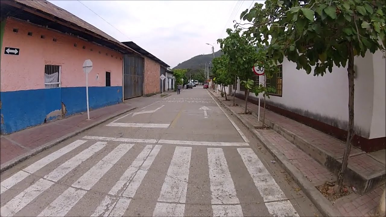 16 Guataquí - Cundinamarca, calle 5ta y 6ta. Tour en moto por Colombia.