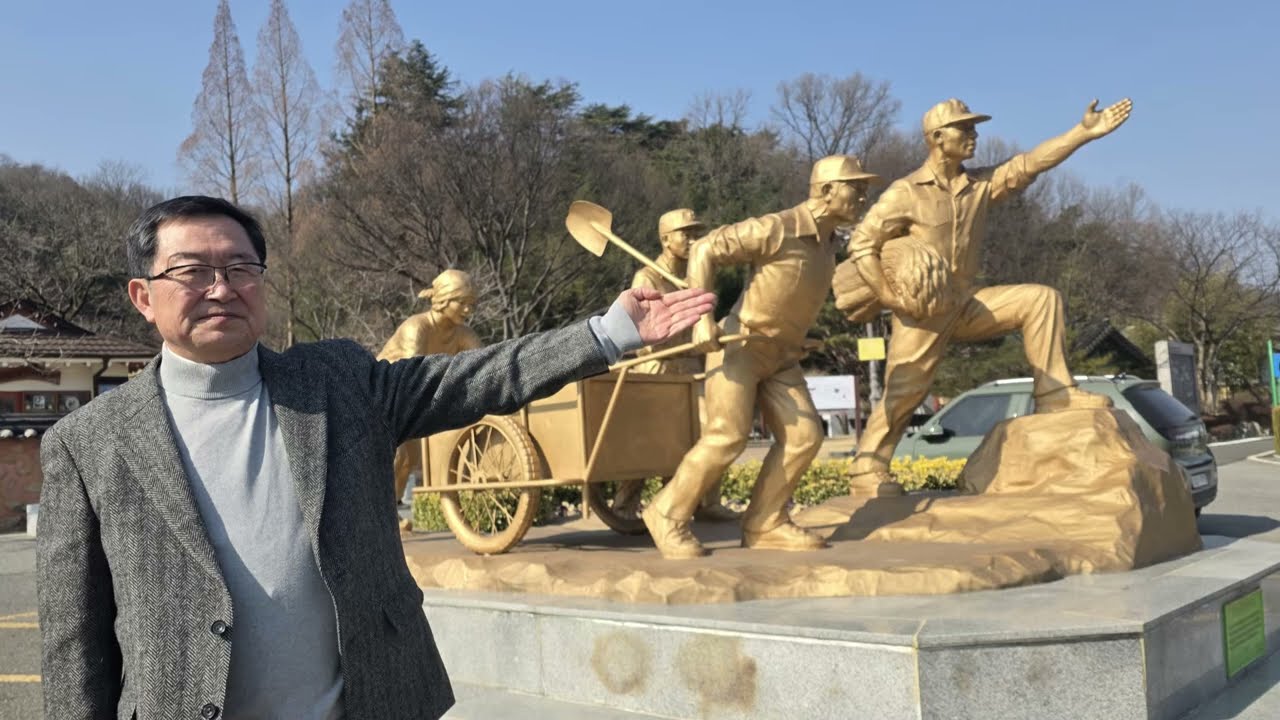 박정희 대통령 생가를 찾아, 수원 백氏 종친회 재실과의 관계에 대해 설명하는 백승주 전쟁기념사업회 회장(2026년2월12일)