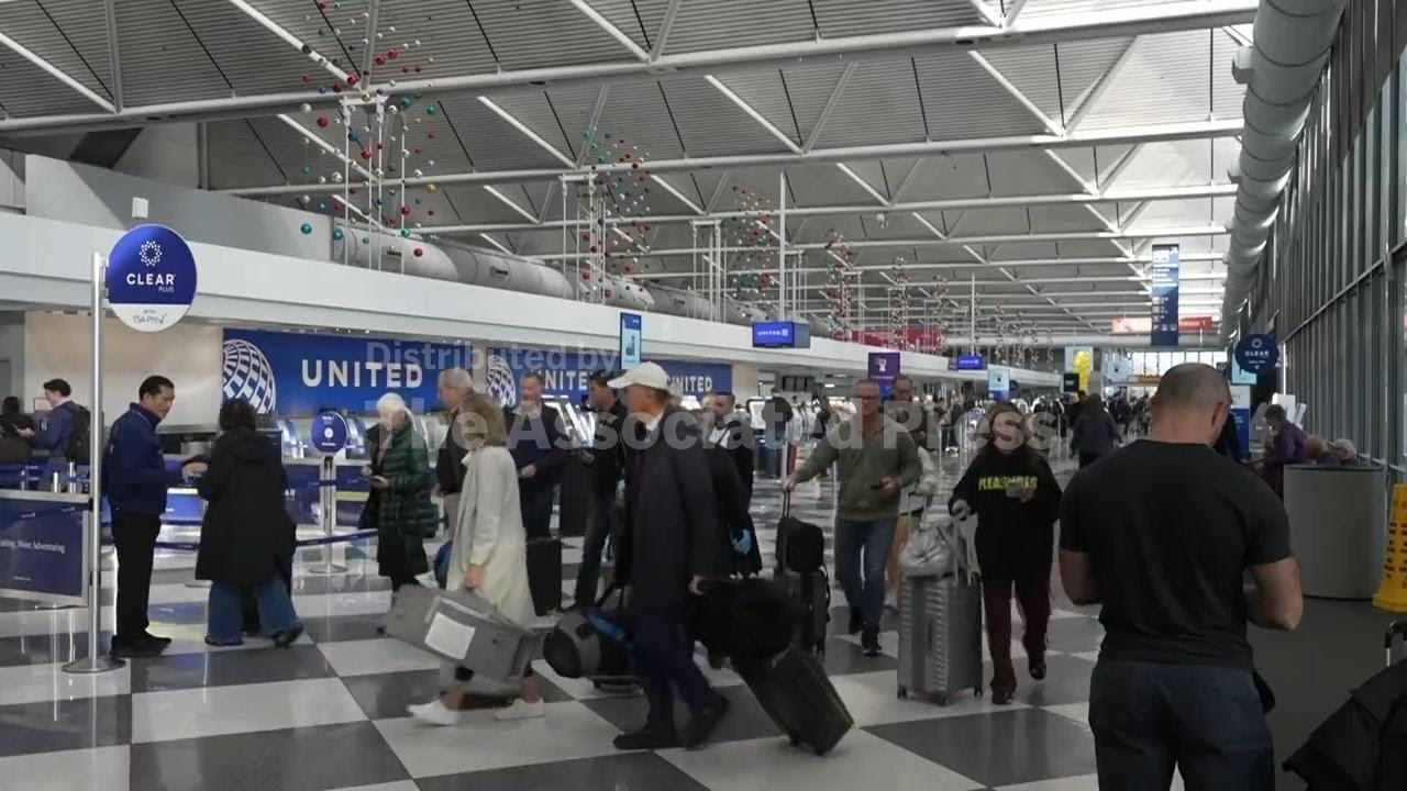 Main terminal at Chicago airport, a day after lawmakers ended record 43-day government shutdown