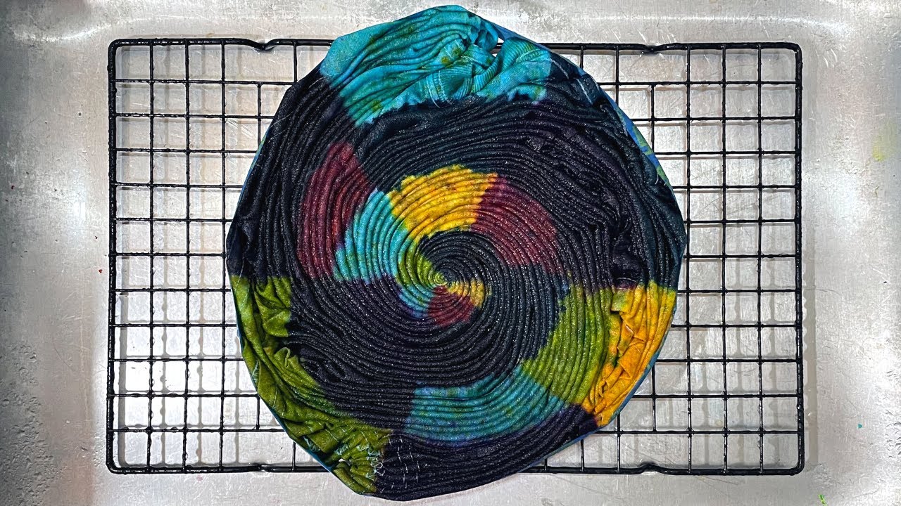 How to Tie Dye - Pattern #559 - The Switch-A-Roo Super Spiral Tie Dye T-Shirt Tutorial (HWI)