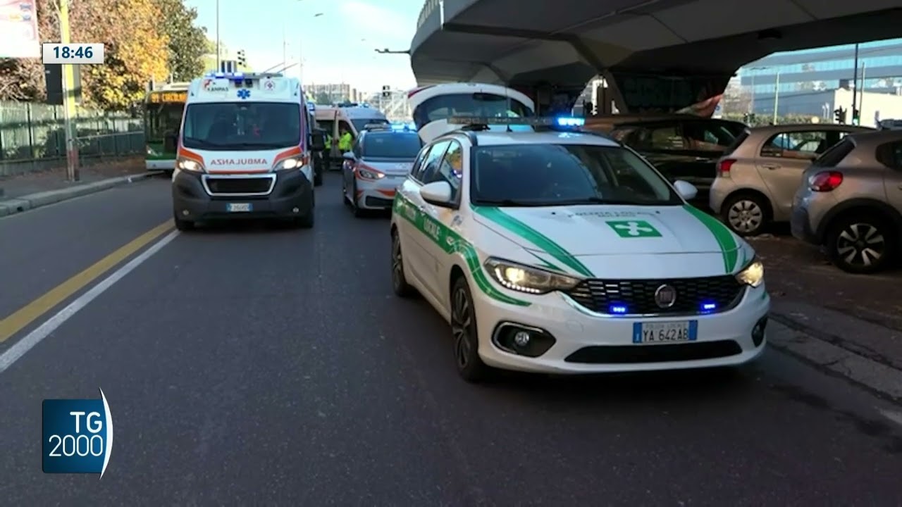 Milano, camion investe donna e poi scappa. Illesi bimbi e nonna