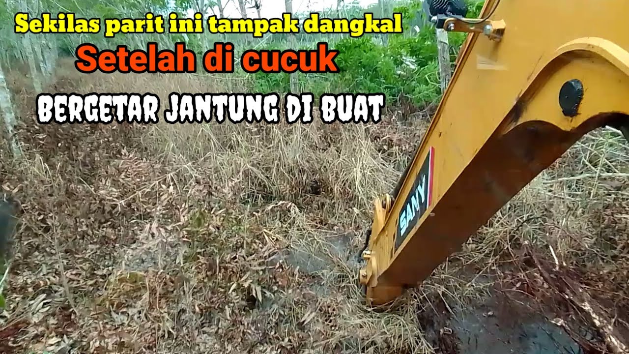 Excavator Kerja di rawa yang sudah seperti lumpur hidup saat di lalui rawan tepuruk