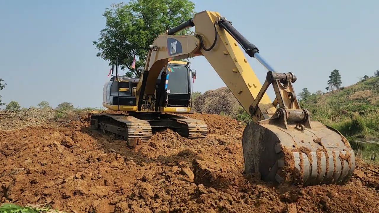 MOST POWERFUL CAT Excavator 320D Digging #day2