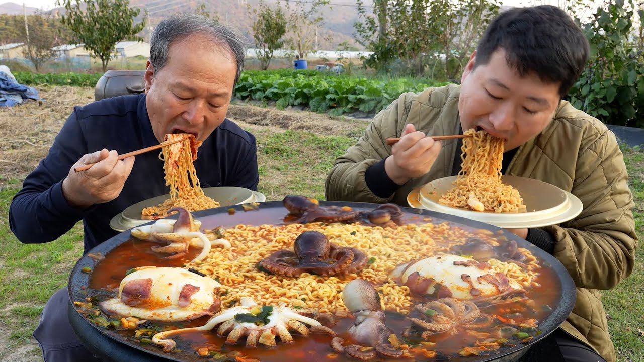 직접 잡은 갑오징어와 쭈꾸미로 만든 '진짜' 솥뚜껑 🐙오징어짬뽕! (Cuttlefish & Jjukumi instant noodles)요리&먹방-Mukbang eating show