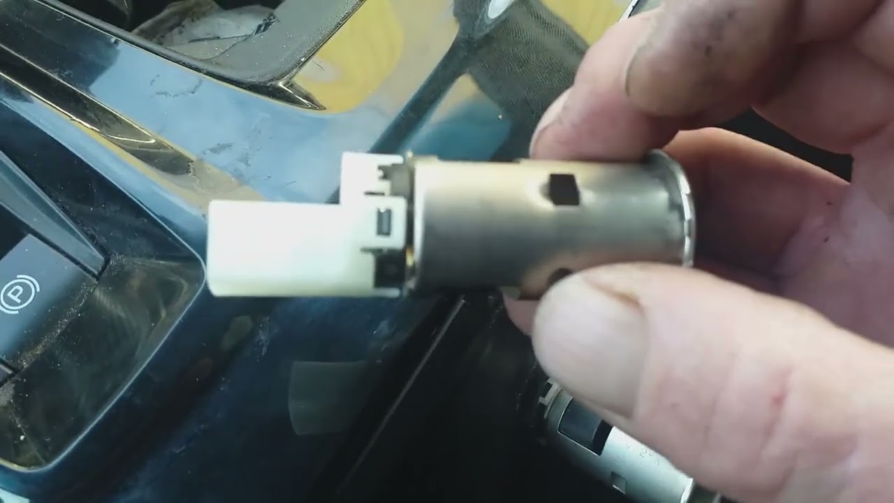 Как поменять прикуриватель Toyota Camry 2025