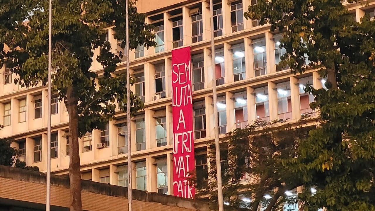 Barricadas interferem na rotina da Escola de Belas Artes da UFRJ em meio à falta de infraestrutura