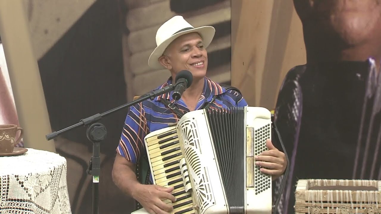 Claudemir do Acordeon cantando 