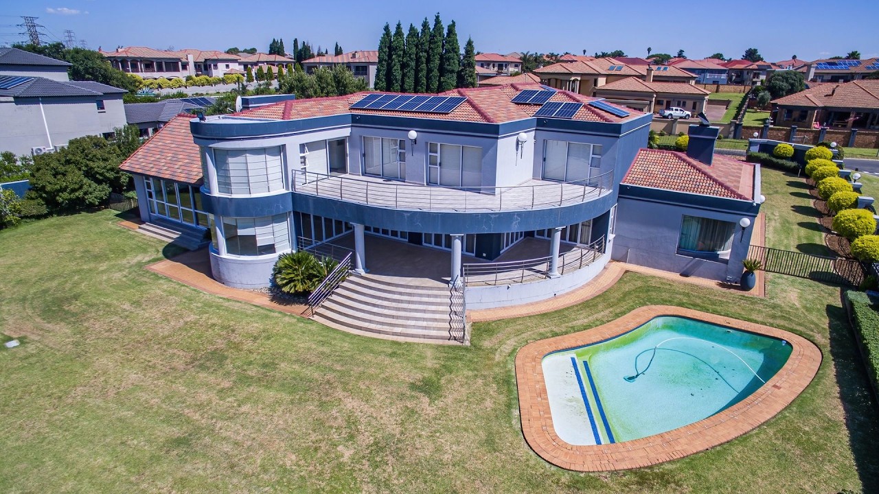 PRESTIGIOUS ESTATE LIVING SET ON 5,308M2 LUXURY ENTERTAINER’S DREAM HOME WITH SUBDIVISION POTENTIAL