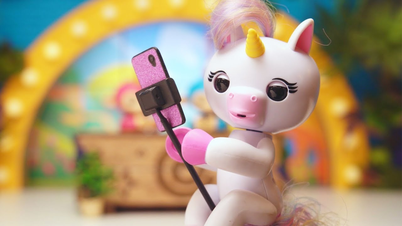 The Fingerlings Show | Gigi, Bella and Boris Host The Funniest Online Comedy Show!