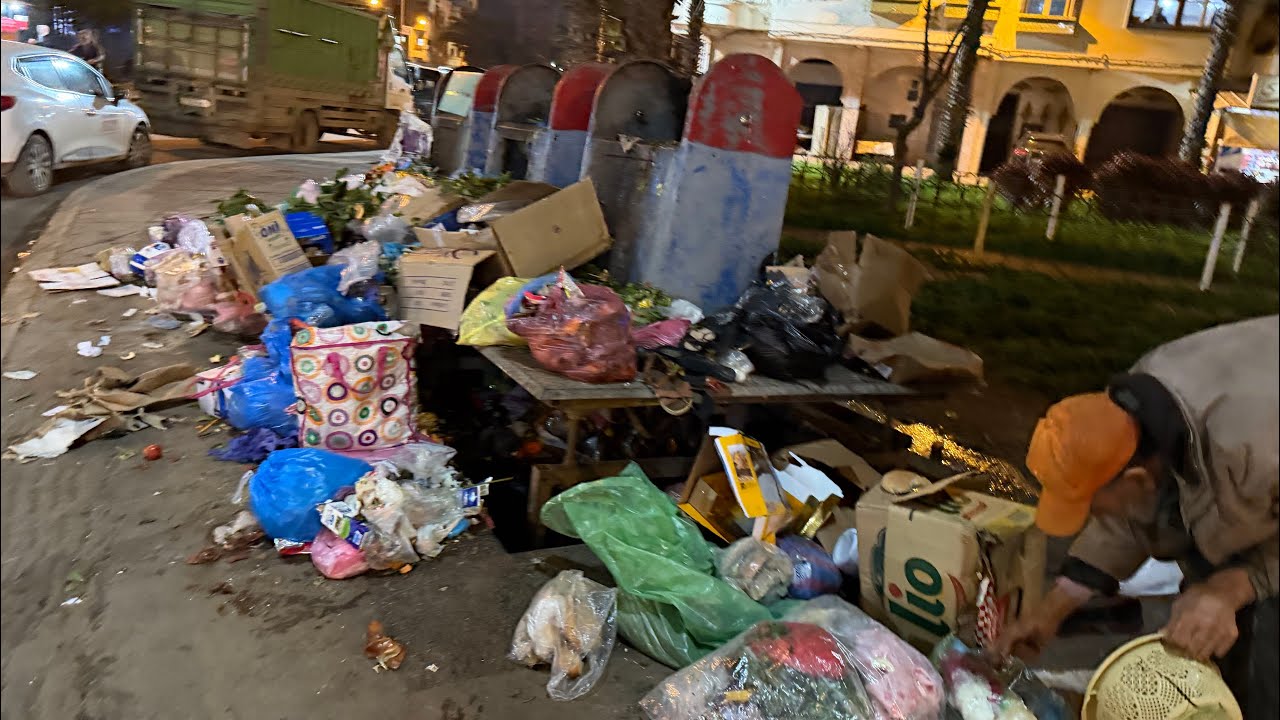 بالمباشر من حي الراشدية 3 بالمحمدية لا حاويات للأزبال هنا ولا انارة  شكون المسؤول على هذا الوضع ؟