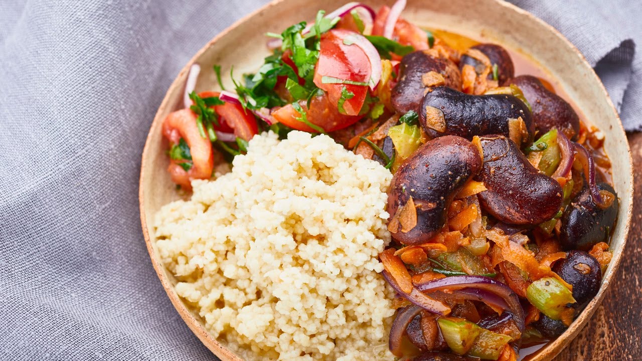 Butter-Couscous mit Knoblauch-Bohnen und Tomatensalat