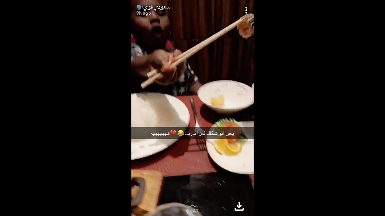 شكل عزازي وهو ياكل بعيدان السوشي 😂