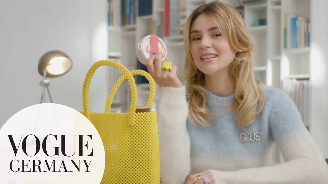 Stefanie Giesinger öffnet ihre Handtasche - mit Kamera & Hundekeksen | In The Bag | VOGUE Germany