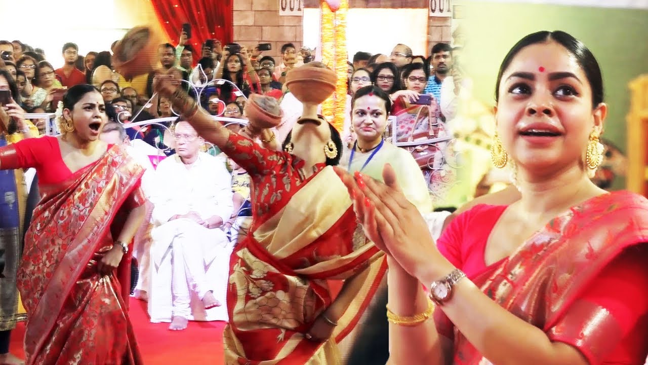 Tanisha Mukerji, Sumona TRADITIONAL DANCE At North Bombay Sarbojanin Durga Puja 2018