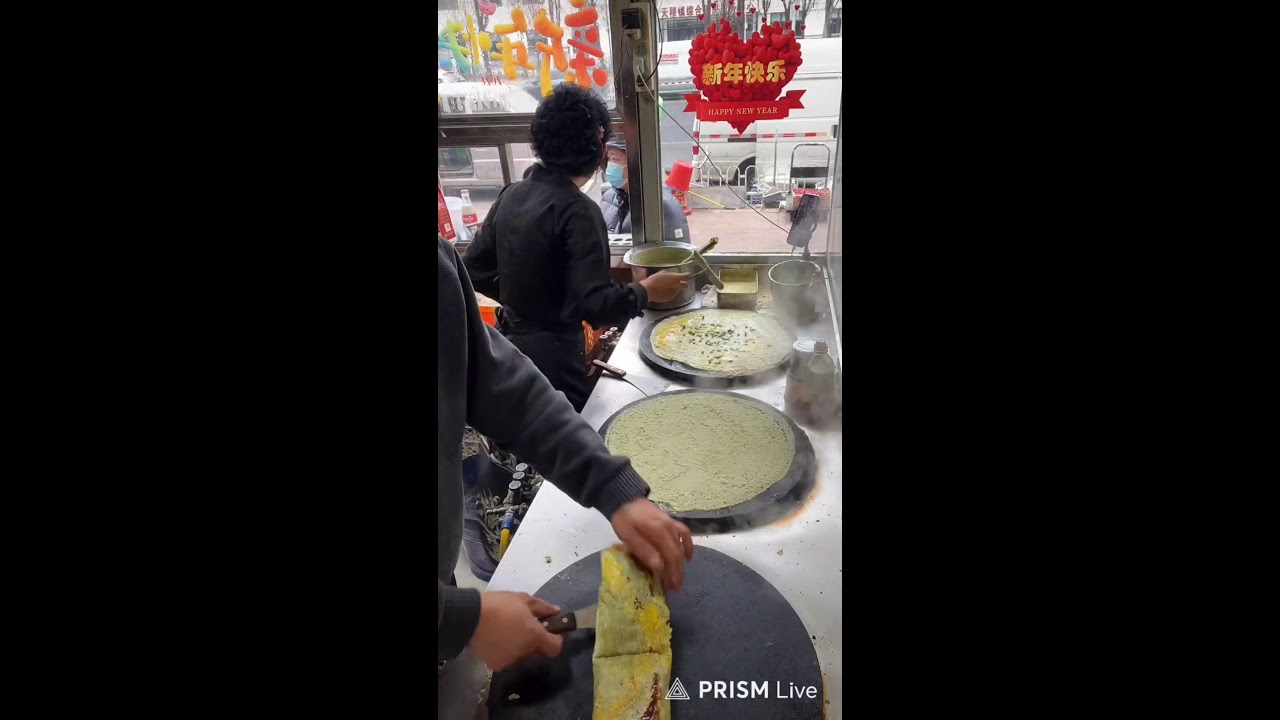 Chinese Woman expert in cooking.