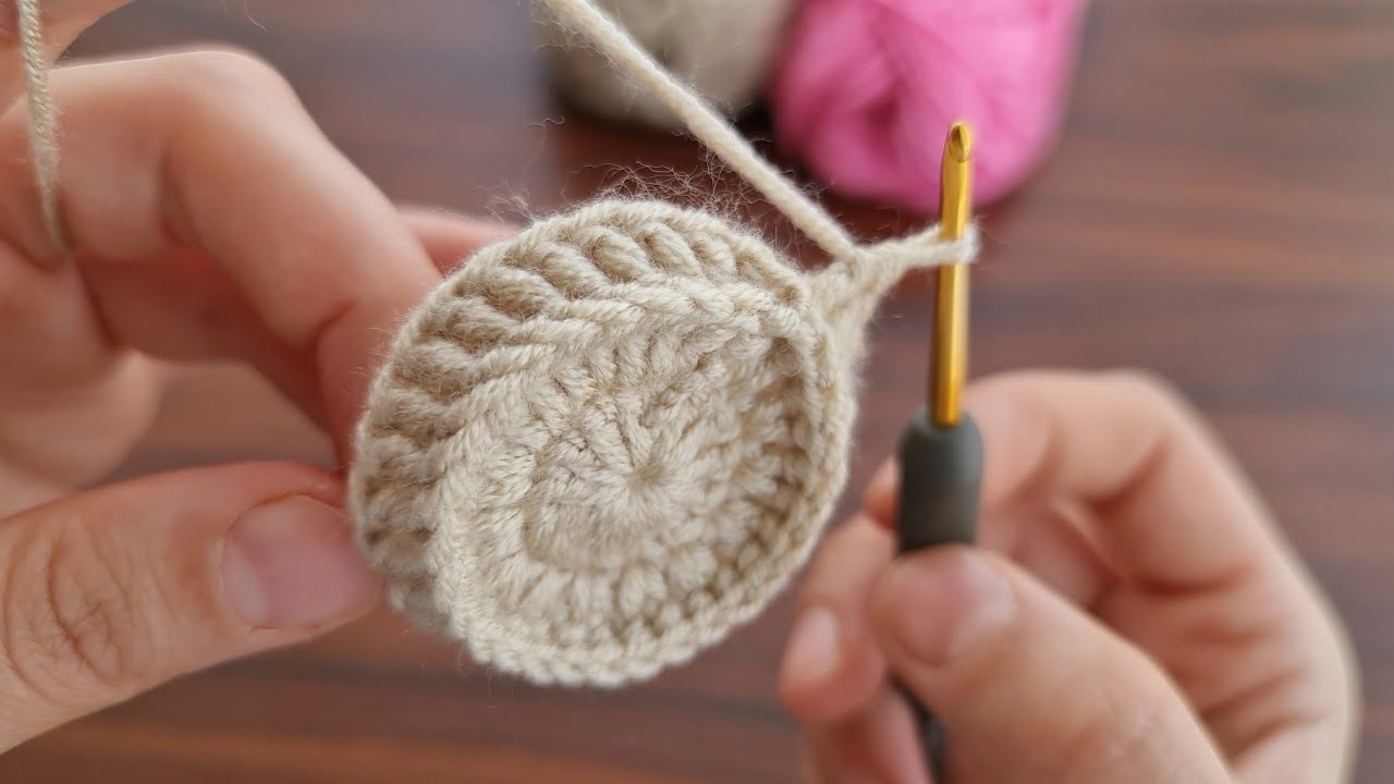 Super beautiful crochet pincushion making - Çok güzel tığ işi örgü iğnelik yapımı