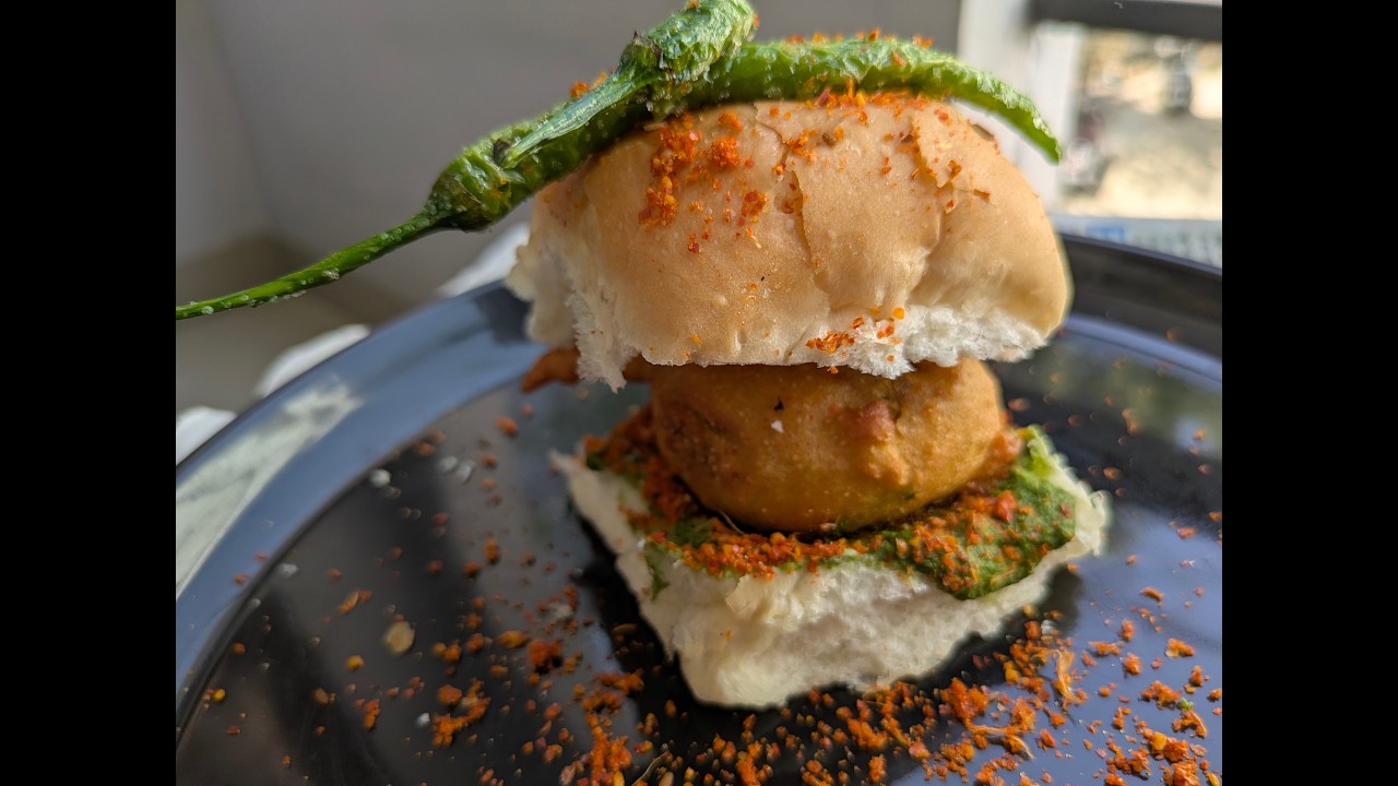 Mumbai ki Shaan | Famous Vada Pav | मुंबईचा वड़ा पाव | Tasty | Easy | Delicious | Breakfast | Try