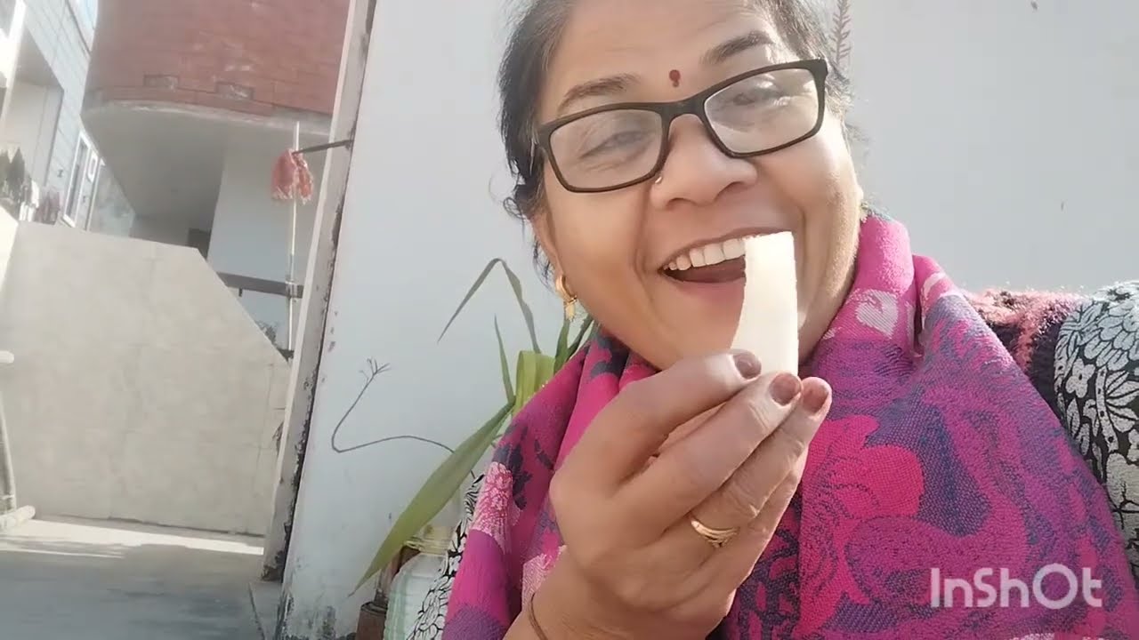 आज धूप का मजा लेते हुए गाजर मूली के saalad और बड़े बड़े गुलाब के फूलों को देखें||धूप saald और गुलाब 