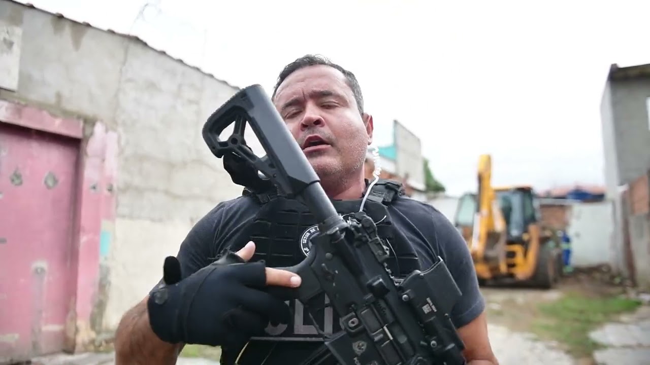 Com trator e caminh&atilde;o, Pol&iacute;cia Civil realiza opera&ccedil;&atilde;o contra o tr&aacute;fico em SJC