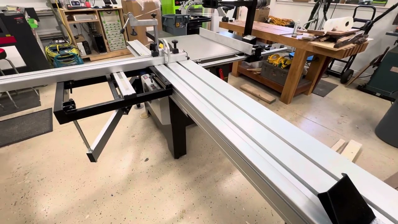 Maksiwa 1600 sliding table saw action