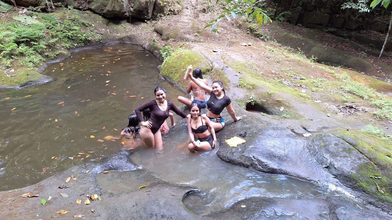 Bañandonos en el rio con mis Primas y mi Hermana @sandylooroficial 