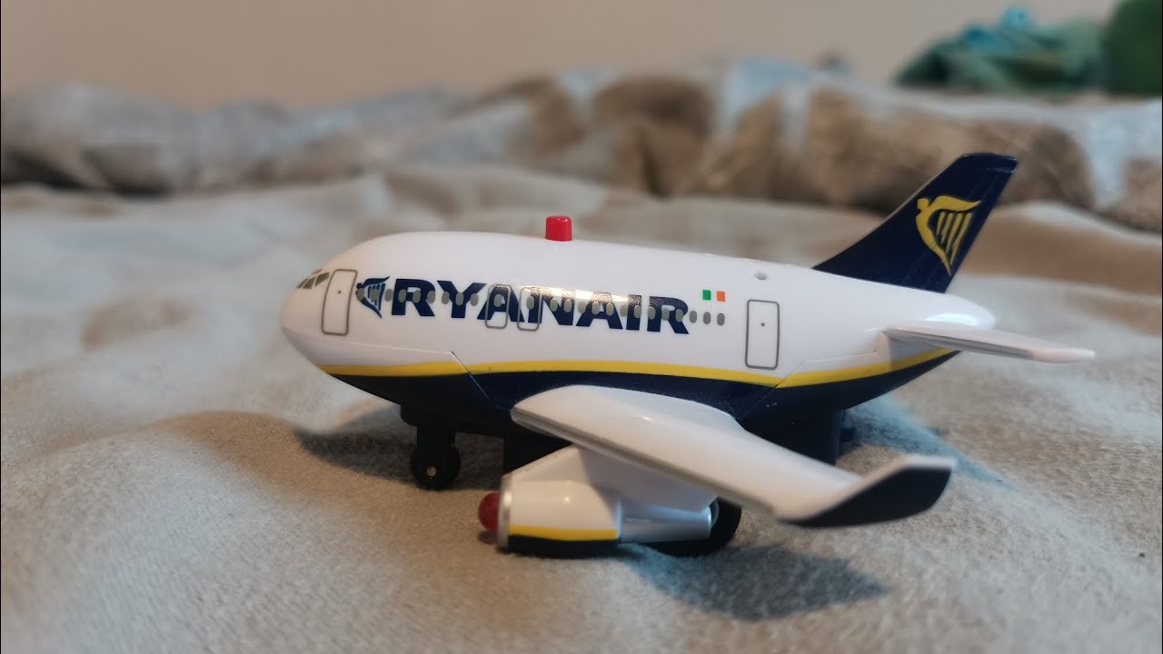 Reviewing my Ryanair Kids Toy 737-800 Premier planes