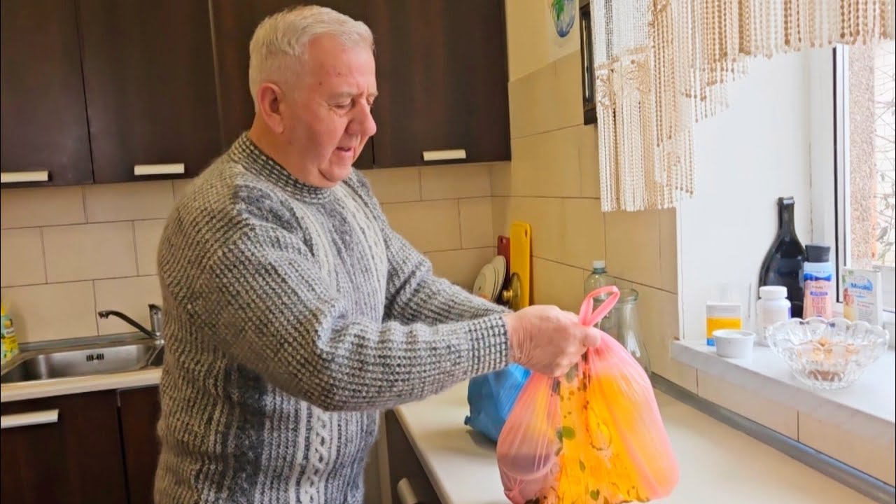 Дедушка снова привёз на еду. Почему с нами не едят дети? 